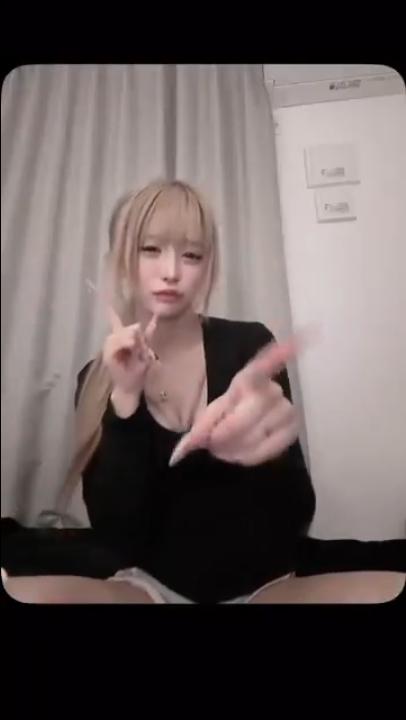 ギャル アヘ顔 可愛いギャルが音楽ダンス中に寄り目舌出しでアヘ顔を披露