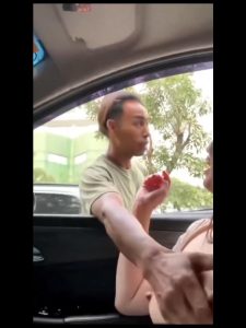 女さん、車で男に声をかけて手マンさせてしまう